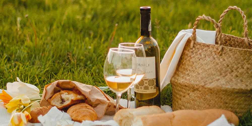 Un picinic en plena naturaleza es uno de los regalos para parejas más mágicos para quienes son amantes de lo natural y lo rural