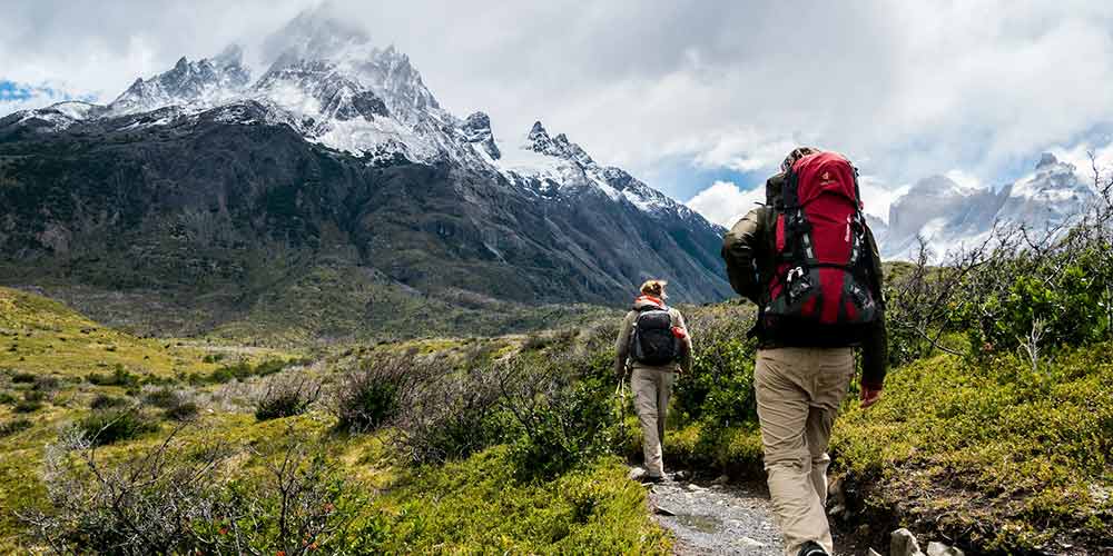 Uno de los mejores regalos para parejas amantes de la naturaleza y el deporte es una ruta de senderismo guiada