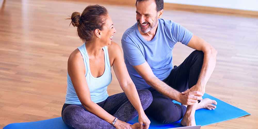 Una clase de yoga en pareja está catalogado como uno de los regalos para parejas más reconciliadores y reconfortantes