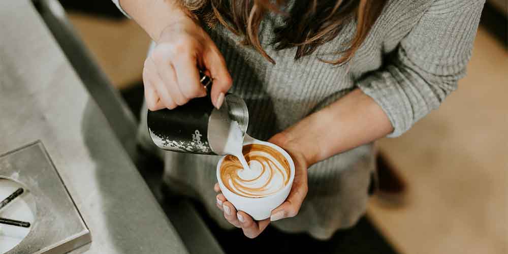 Una clase de barista es uno de los regalos para parejas más idóneos para aquellos que son amantes del café de especialidad