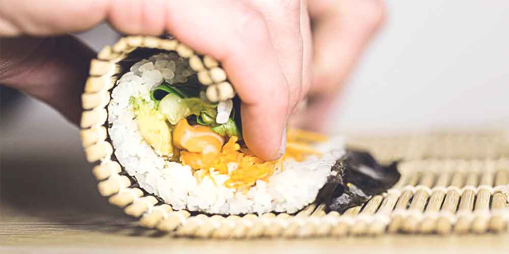 Un taller de sushi en pareja es uno de los mejores regalos para parejas que adoran la gastronomía japonesa